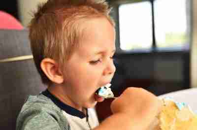 let guests eat cake or cupcake during baby's first party