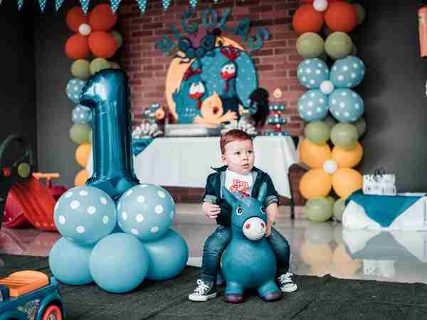 Miami balloon decorations-wall balloon